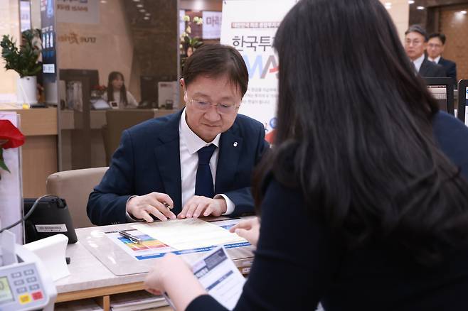 이찬진 금융감독원장이 23일 한국투자증권에서 모험자본 공급 활성화를 위해 도입·출시된 IMA에 직접 가입하고 있다. /금융감독원 제공