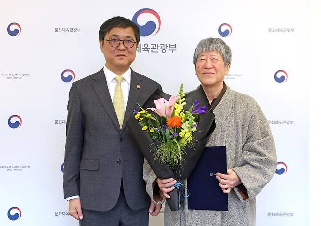최휘영 문화체육관광부 장관이 지난 22일 서울 종로구 국립현대미술관 서울관에서 임진택 한국문화예술교육진흥원 원장에게 임명장을 수여한 뒤 기념 촬영을 하고 있다. 문화체육관광부 제공