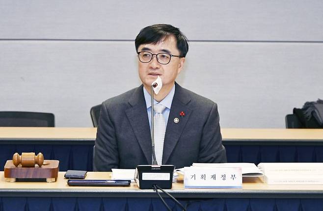 임기근 기획재정부 2차관이 23일 오후 서울 종로구 교보빌딩에서 열린 '공공기관운영위원회'를 주재하고 있다. 뉴스1