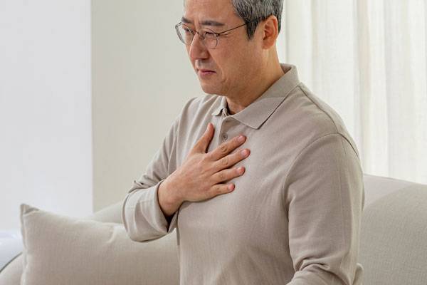 대부분의 사람에게 속 쓰림은 잠깐 불편한 증상으로 끝나지만, 이런 증상이 자주 반복된다면 단순한 위장 문제로 넘겨서는 안 된다는 전문가의 경고가 나왔다./사진=클립아트코리아
