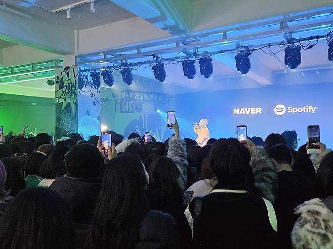 2030 네이버플러스멤버십 가입자들이 지난 22일 네이버X스포티파이 스페셜 파티에 참여해 가수 죠지의 공연을 즐기고 있다. 사진=박수빈 기자