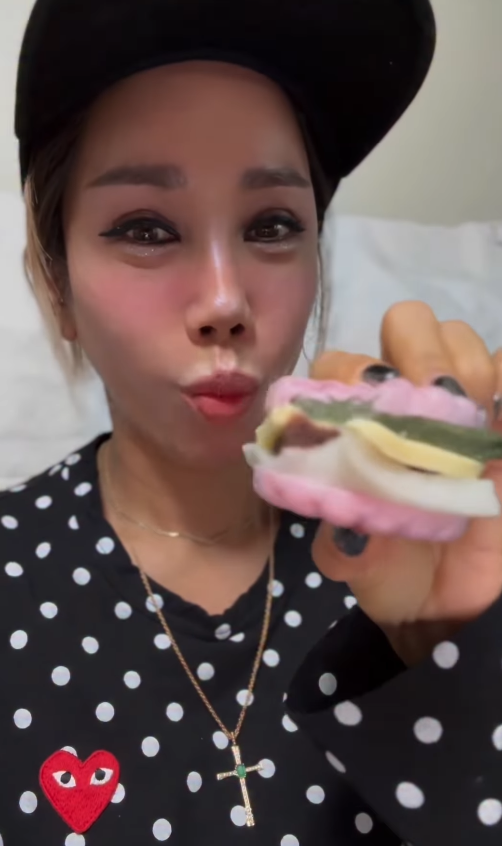 가수 김송이 방송인 박미선의 공구 논란 사과문을 두고 누리꾼과 거친 언쟁을 벌이면서 또 다른 논란이 불거졌다. / 사진 = 김송 SNS