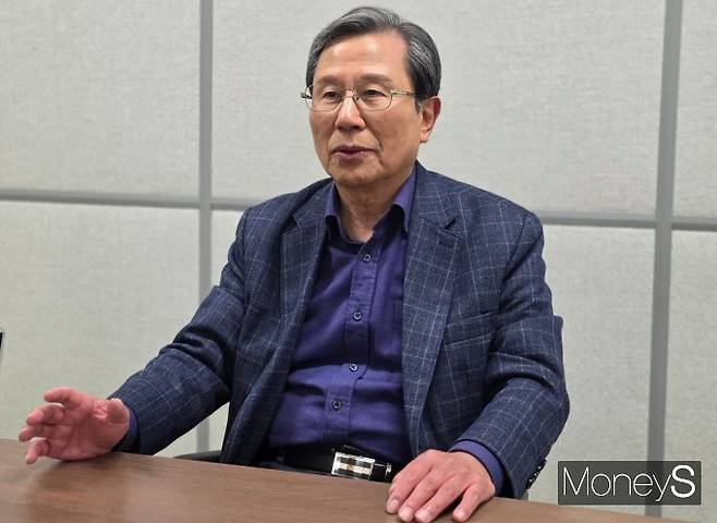 독일에서는 수백년 세월의 풍파를 견뎌온 부자 가문들이 오늘날까지 부를 유지할 뿐만 아니라 사회적 존경까지 한 몸에 받는 사례를 흔히 볼 수 있다. 사진은 머니S와의 인터뷰를 진행 중인 조병선 한국가족기업연구원장의 모습. /사진=머니S