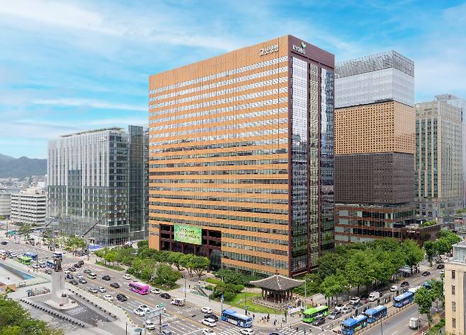 교보생명이 희망퇴직 제도 도입 11년 만에 노조 반발로 올해는 시행하지 않는다. 사진은 서울 광화문 교보생명 전경 /사진=교보생명