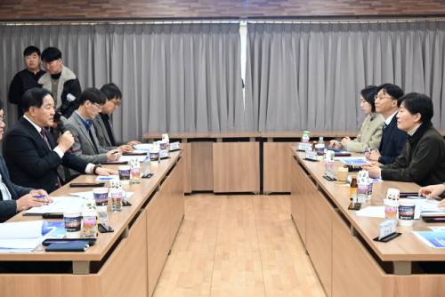 송미령 농림축산식품부 장관은 24일 심재국 평창군수와 함께 평창군 방림면을 방문해 평창형 농촌형 교통모델 수요응답형버스 ‘해피콜버스’ 운영 현황을 점검하고 주민들의 애로사항을 청취했다.