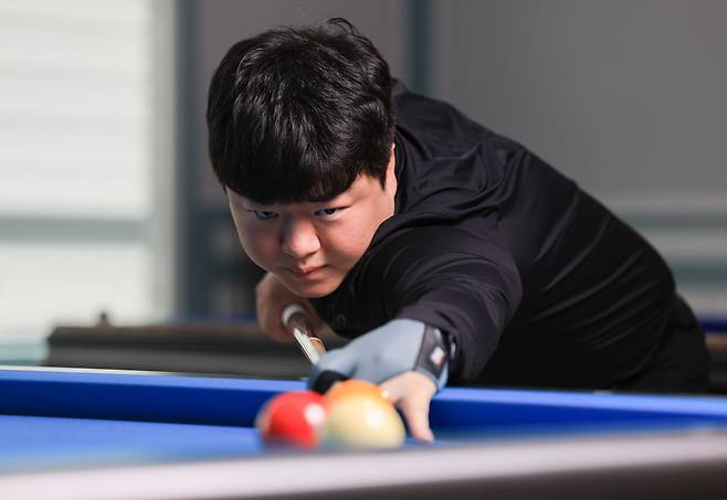 UMB(세계캐롬당구연맹) 세계 랭킹 1위 조명우가 경기도 시흥시 연습장에서 스트로크를 하고 있다. 그는 “기술적 부분과 경기 운영, 멘털 등 모든 부분을 업그레이드하고 싶다”고 말했다. / 고운호 기자