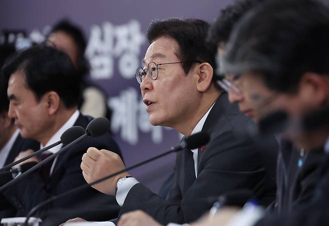 이재명 대통령이 5일 충남 천안시 한국기술교육대학교에서 열린 '충남의 마음을 듣다' 타운홀미팅에서 참석자의 발언에 대해 발언하고 있다./연합뉴스