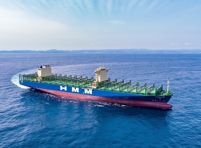 HD현대의 조선 중간 지주사인 HD한국조선해양이 HMM으로부터 1만3천400TEU급 컨테이너선 8척을 2조1천300억원에 수주했다고 지난 11월 밝혔다. 사진은 HD현대중공업이 건조한 1만3천TEU급 컨테이너선. HD현대 제공