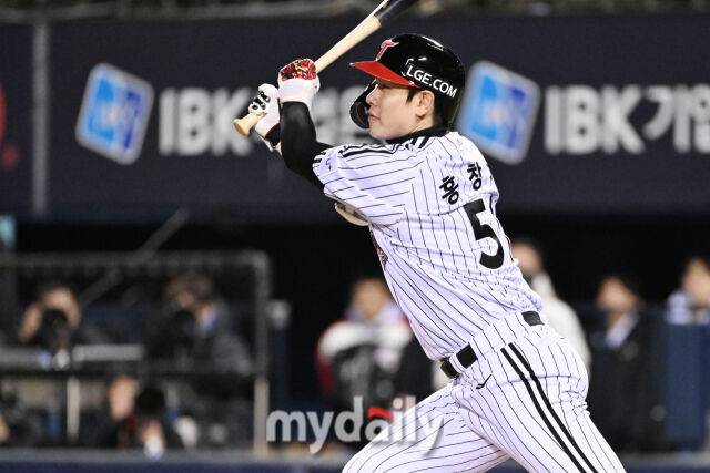 27일 서울 잠실야구장에서 열린 2025 신한 SOL 뱅크 KBO 한국시리즈 2차전' 한화 이글스와 LG 트윈스 경기. LG 홍창기가 2회말 1사 2루에 역전 1타점 적시타를 치고 있다./마이데일라