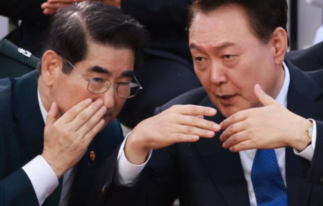 ▲김용현 전 국방부 장관(좌)과 윤석열 전 대통령(우). ⓒ연합뉴스