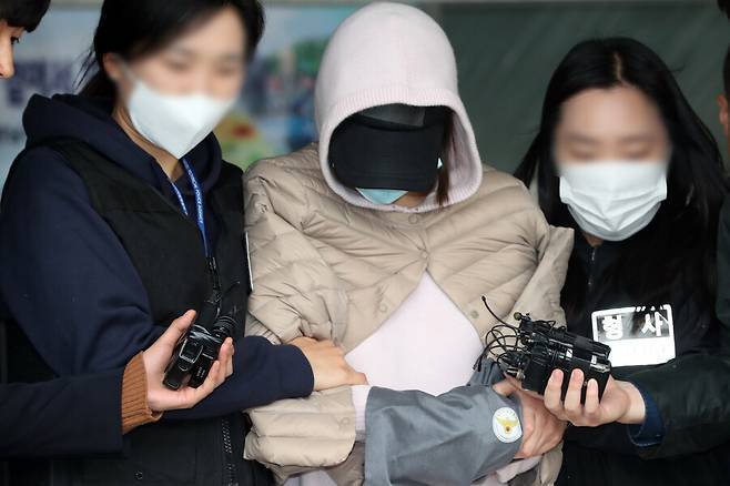 황하나씨가 2019년 4월 필로폰 등 마약을 투약한 혐의로 구속 전 피의자 심문을 받기 위해 경기 수원남부경찰서를 나서고 있다. 연합뉴스
