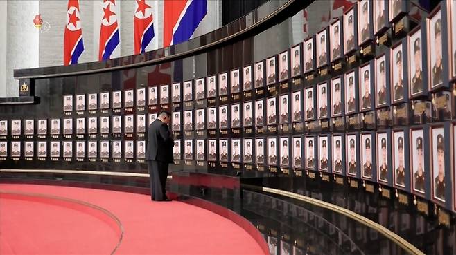 김정은 북한 국무위원장이 지난 8월 당 중앙위원회 본부청사에서 열린 해외작전부대 국가표창수여식에서 희생된 ‘열사’들의 초상화가 걸린 ‘추모의 벽’ 앞에서 헌화하고 있다. 조선중앙TV캡처 연합뉴스