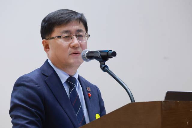김성환 기후에너지환경부 장관이 23일 국회의원회관에서 열린 탈플라스틱 종합대책 대국민 토론회에 참석해 인사말하고 있다. 연합뉴스
