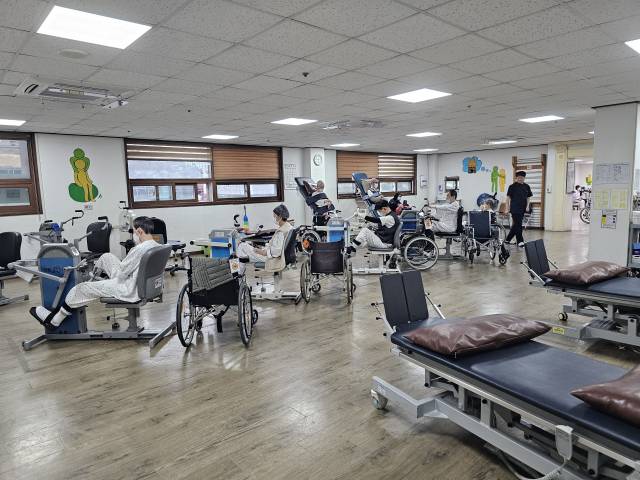 경도요양병원에 입원해 있는 환자들이 재활 치료를 받고 있는 모습. 윤영민 기자