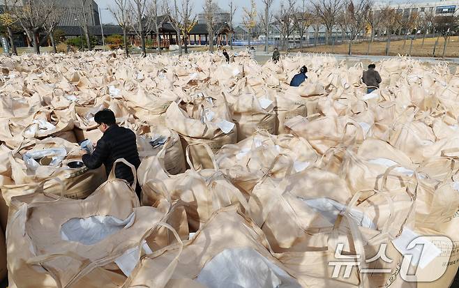 17일 경기 평택시 오성면 평택시농업기술센터에서 2025년산 공공비축미 수매가 진행되고 있다. 2025.11.17/뉴스1 ⓒ News1 김영운 기자