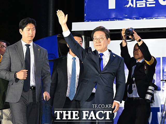 제21대 대통령 당선이 확실시 되는 이재명 더불어민주당 대선 후보가 4일 서울 여의도 국회 정문 앞에 마련된 개표방송 야외무대에서 인사를 하고 있다. /국회=배정한 기자