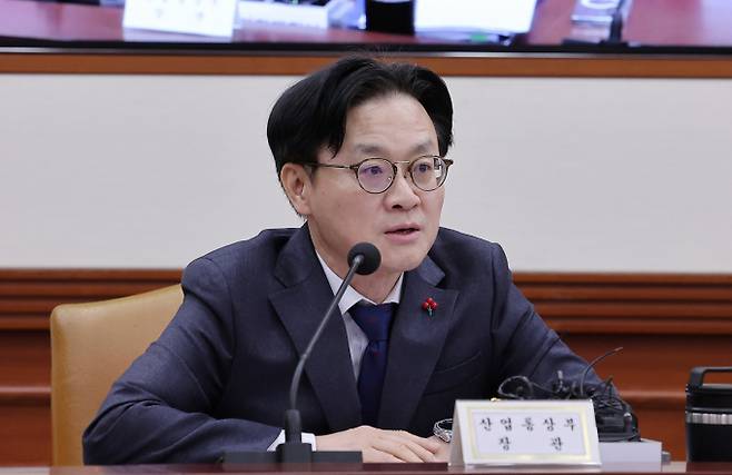 24일 서울 종로구 정부서울청사에서 열린 경제관계장관회의 겸 산업경쟁력강화 관계장관회의에서 모두발언을 하고 있는 김정관 산업통상부 장관 /사진=뉴스1