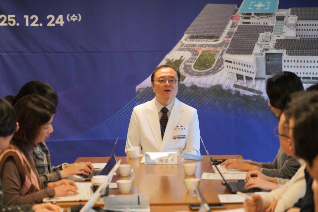 곽영호 국립소방병원장이 24일 기자간담회에서 개원 준비과정과 일정 등에 대해 소개하고 있다. 사진 제공=서울대병원