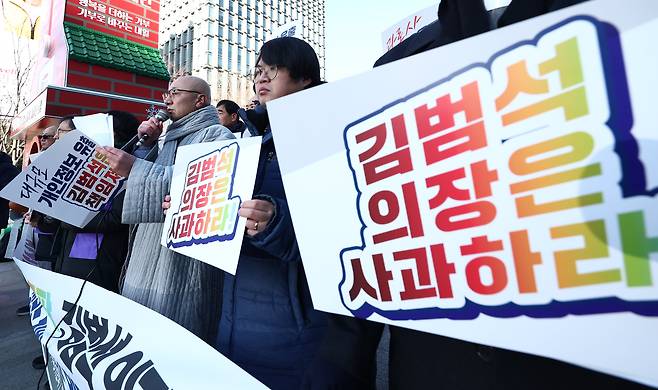 대한불교조계종 사회노동위원회·원불교 인권위원회·천주교서울대교구 노동사목위원회·한국기독교교회협의회 교회와사회위원회가 26일 오전 서울 종로구 광화문광장에서 쿠팡 김범석 의장의 '직접 사과'와 정부의 '강제수사'를 촉구하는 4대종교 입장문을 발표했다./뉴스1