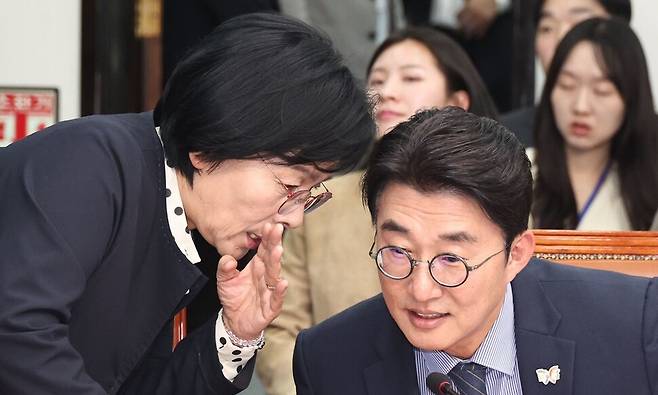 최민희 더불어민주당 의원이 지난 10월20일 국회에서 허위조작정보 근절안 발표에 앞서 노종면 언론개혁특별위원회 간사와 이야기하고 있다. 윤운식 선임기자 yws@hani.co.kr