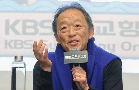 지휘자 정명훈이 26일 서울 영등포구 콘래드호텔에서 열린 ‘KBS교향악단 창단 70주년& KBS교향악단 10대 음악감독 선임' 기자회견에 참석해 취재진 질문에 답하고 있다.뉴스1