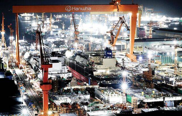 국내 조선 빅3인 HD한국조선해양·한화오션·삼성중공업이 액화천연가스(LNG) 운반선을 비롯한 고부가가치 선종 발주 물량을 싹쓸이하며 순항하고 있다. 내년에도 LNG선 발주가 늘어 조선업 수출 호조가 이어질 것으로 전망된다. 사진은 최근 야간작업이 한창인 한화오션 거제조선소 모습. 권현구 기자