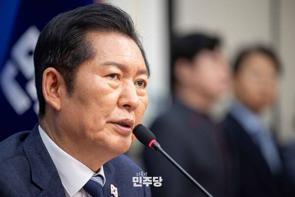 ▲정청래 더불어민주당 대표가 26일 취임 첫 기자회견을 열고 있다. 사진=더불어민주당