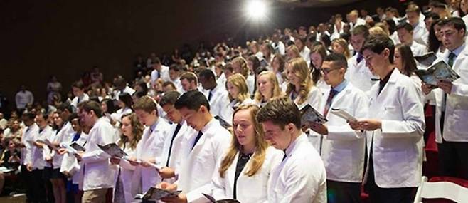 미국 뉴욕의 마운트 시나이 이칸 의과대학에서 열린 백의식에서 의과대학 신입생들이 선서를 하고 있다. 출처=마운트 시나이 이칸 의과대학