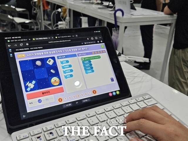 한국교과서협회는 지난 8월 13일 서울 코엑스에서 열린 2025 에듀플러스위크 미래교육 박람회에 8곳 발행사가 만든 AI 교과서를 직접 체험하고 시연할 수 있는 공동전시관을 선보였다./조채원 기자