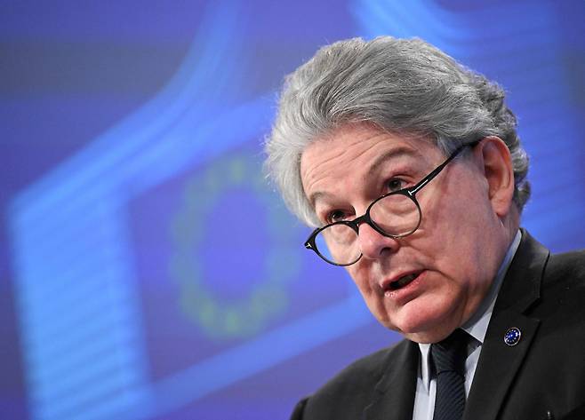 미국 빅테크를 '검열'했다는 이유로 최근 미국 정부에 의해 미국 입국 금지를 당한 티에리 브르통 전 EU 내수담당 집행위원. 프랑스 국적자인 브르통 전 집행위원은 2022년 EU의 디지털서비스법(DSA) 제정을 주도한 인물로, 프랑스 재무장관을 지내기도 했다./AFP 연합뉴스