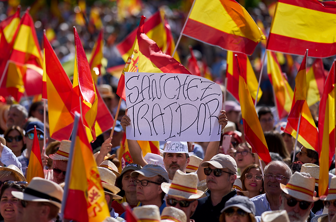 경제는 호황이지만, 스페인 국민들의 생계비 걱정은 커지고 있다. 사진은 산체스 총리 정부에 반대하는 야당 지지자들의 모습. AP 뉴시스