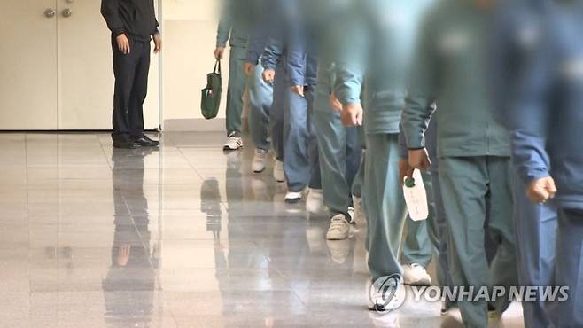 법무부는 지난 9월 강제퇴거 대상 외국인과 고령자, 환자 등 1218명을 가석방하는 등 선제적 조치를 취했음에도 불구하고 교도소 과밀화가 해소되지 않자 내년 가석방 목표 인원을 올해보다 30% 늘린다는 내용의 가석방 확대안을 마련했다. 사진은 교도소에서 이동 중인 수감자들의 모습. /연합뉴스