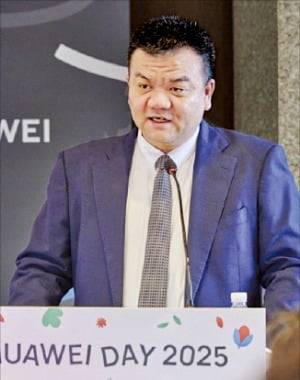 발리안 왕 한국화웨이 대표가 26일 인공지능(AI) 데이터센터 사업 전략을 설명하고 있다. /한국화웨이 제공