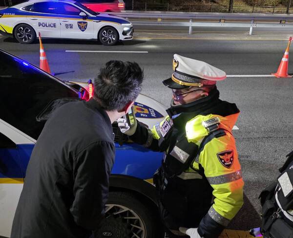 경기남부경찰청은 이달 1일부터 2026년 1월까지 음주 운전 특별단속 기간을 운영, 건전한 음주 문화 조성 및 도민 안전을 위해 최선의 노력을 기울이고 있다. 경기남부경찰청 제공