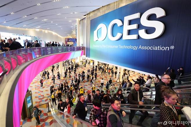 세계 최대 IT(정보기술)·가전 전시회 'CES 2025' 폐막을 하루 앞둔 9일(현지시간) 미국 네바다주 라스베이거스 컨벤션센터(LVCC)에서 관람객들이 전시장을 오가고 있다./사진=뉴스1