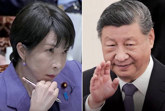 다카이치 사나에 일본 총리가 2025년 12월15일 도쿄에서 열린 참의원 예산위원회 회의에 참석하고 있다(왼쪽 사진). 2025년 11월25일 시진핑 중국 국가주석이 베이징 인민대회당에서 열린 통가 국왕 투포우 6세 환영식에서 손을 흔들고 있다. ⓒKyodo 연합·AP 연합