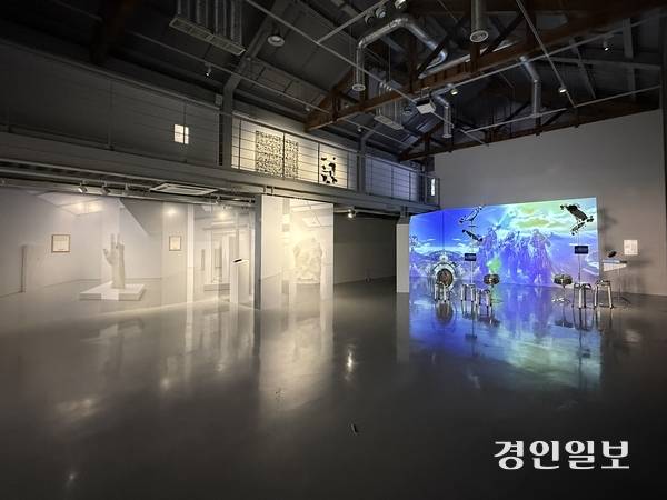 인천아트플랫폼 기획전 ‘의문의 AI’ 전시장 모습. 2025.12.26 /박경호기자 pkhh@kyeongin.com
