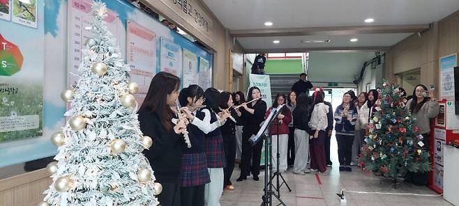 의림여자중학교 플롯 반 학생들과 박수경 교사가 12월 24일 점심시간에 열린 방과후학교 수업 결과 발표회에서 사제 동행 플롯 연주를 선보이고 있다(제천교육지원청 제공)