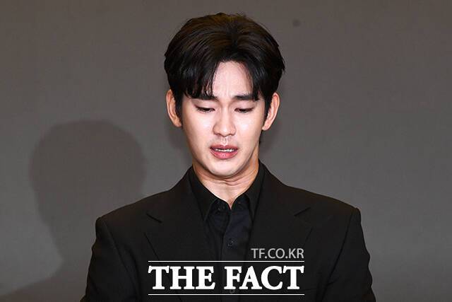 배우 김수현은 김새론이 미성년자였던 시절부터 교제했다는 유족의 주장을 전면 부인하면서 형사·민사상 법적 공방을 이어가고 있다. 사진은 故 김새론과 미성년자 시절 교제 의혹과 관련해 기자회견을 열고 입장을 밝히며 눈물을 흘리고 있는 모습. /서예원 기자