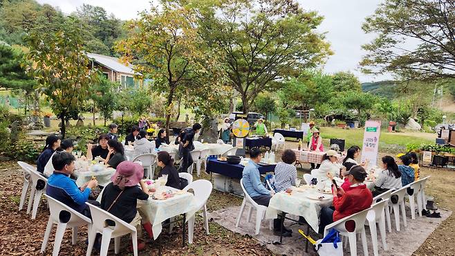 계룡농업대학은 유기농업기능사, 도시농업관리사, 학교텃밭 강사, 팜파티 플래너 양성과정을 통해 도시농업 전문인력 양성 체계를 완성해 가고 있다. 사진은 '맛있구마! 흥겹구마! 가을 팜파티' 진행 모습. 계룡시 제공