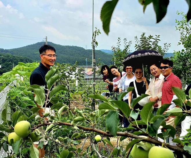 계룡농업대학 조별자체 활동 중 하나인 재학생 농장 방문 진행 모습. 계룡시 제공