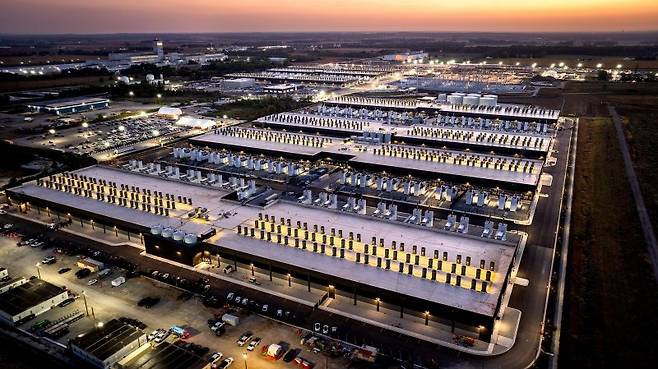 인공지능(AI) 데이터센터의 엄청난 전력 수요를 일반적인 전력 공급망이 해결하지 못하자 항공기 엔진으로 전력을 생산하는 이른바 항공파생 발전 등이 각광을 받고 있다. 사진은 10월 3일(현지시간) 미국 인디애나주 뉴칼라일의 아마존 AI 데이터센터. AP 뉴시스