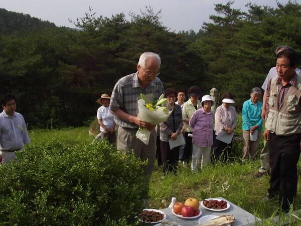2010년 ‘인혁 열사’ 서도원 선생 묘역에서 헌화하는 고인. 필자 제공