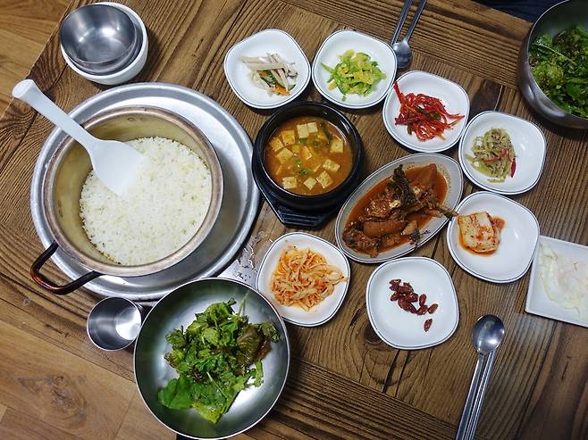 '한국인의 밥상'이란 이런 상차림을 가리키는 것인지도 모른다.