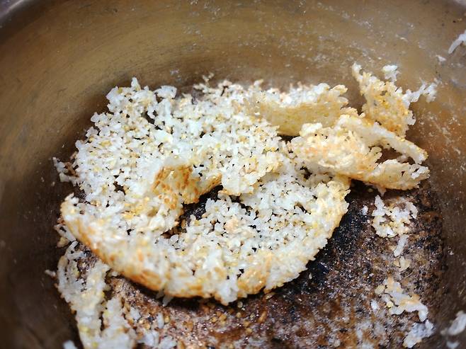 밥을 싹싹 긁어먹은 뒤 뜨거운 물을 부어 불려먹는 누룽지의 구수한 맛이란. 냄비밥이 주는 고마운 '후식'이다.