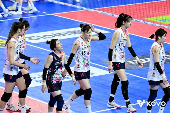V리그 프로배구 여자부 정관장 선수들이 28일 IBK기업은행과 1세트를 마친 뒤 팀으로 들어가고 있다. 정관장은 이날 경기에서 지면서 4연패에 빠졌고, 최하위인 7위에 머물렀다. 한국배구연맹 제공