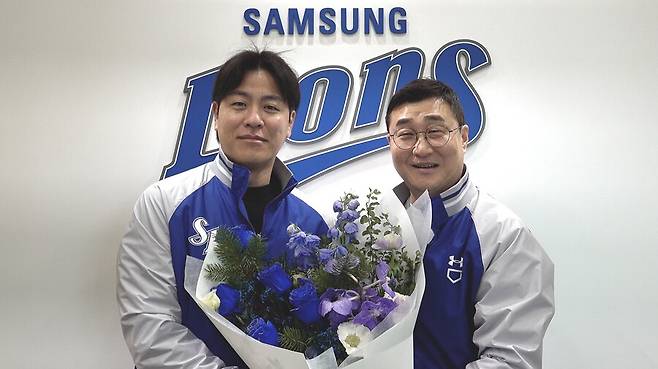 ▲ 삼성 라이온즈가 강민호와 FA 계약을 마쳤다. 2년 최대 20억 원. 강민호는 데뷔 후 무려 네 번의 FA 계약서에 사인하는 진기록을 세웠다. ⓒ 삼성 라이온즈