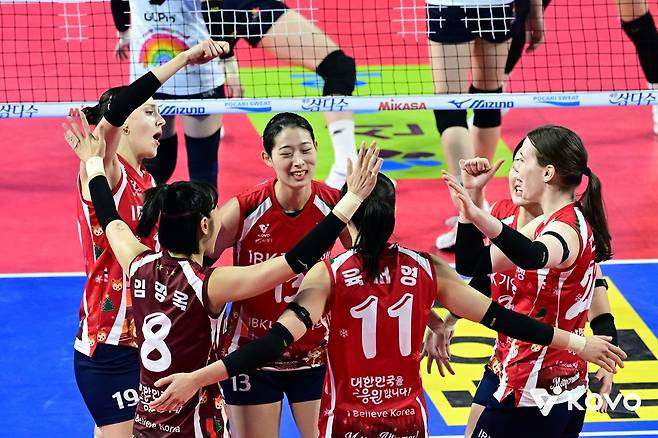 여자 프로배구 IBK기업은행이 28일 경기도 화성체육관에서 열린 진에어 2025-2026 V리그 여자부 3라운드 정관장과의 홈 경기에서 세트 스코어 3-1(25-18 25-22 17-25 25-17)로 이겼다. 사진 한국배구연맹 제공