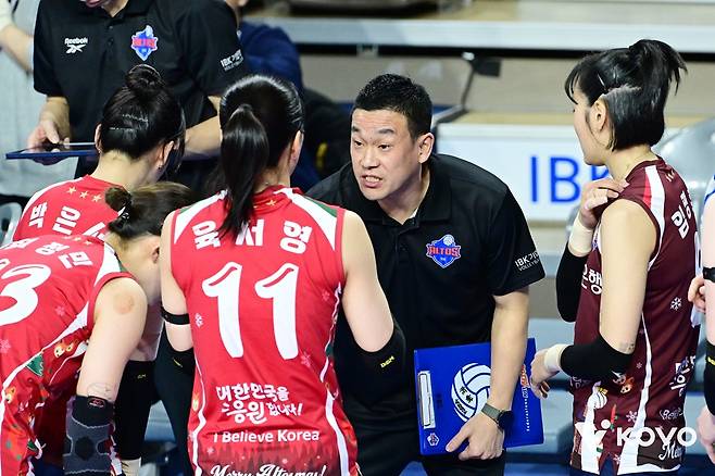 여자 프로배구 IBK기업은행이 28일 경기도 화성체육관에서 열린 진에어 2025-2026 V리그 여자부 3라운드 정관장과의 홈 경기에서 세트 스코어 3-1(25-18 25-22 17-25 25-17)로 이겼다. 사진 한국배구연맹 제공
