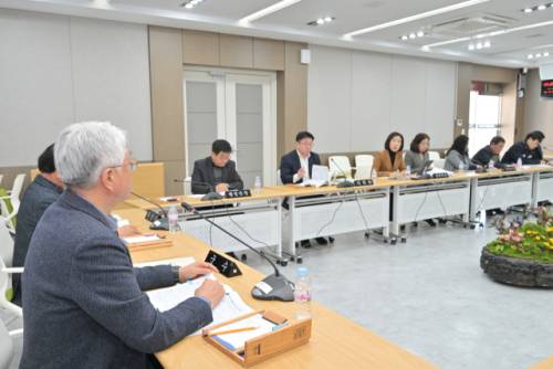 ◇‘2026년 정선군 주요업무 보고회’가 지난 26일 정선군청 소회의실에서 최승준 정선군수를 비롯한 국·과·소장 등 간부 공무원이 참석한 가운데 열렸다.